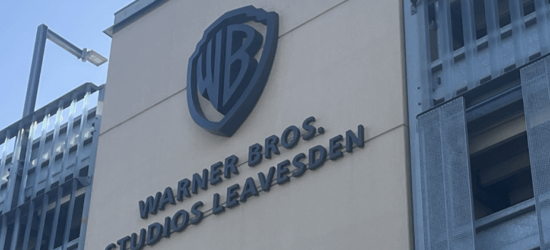 Warner Bros pierde casi 500 millones en el primer trimestre de 2025